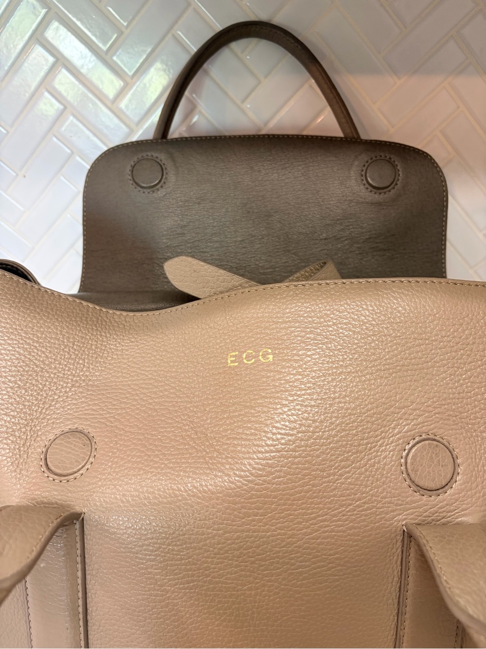 Cuyana Trapeze Pebbled Leather Satchel Flap Tote Taupe Top Handle Crossbody - Picture 4 of 16